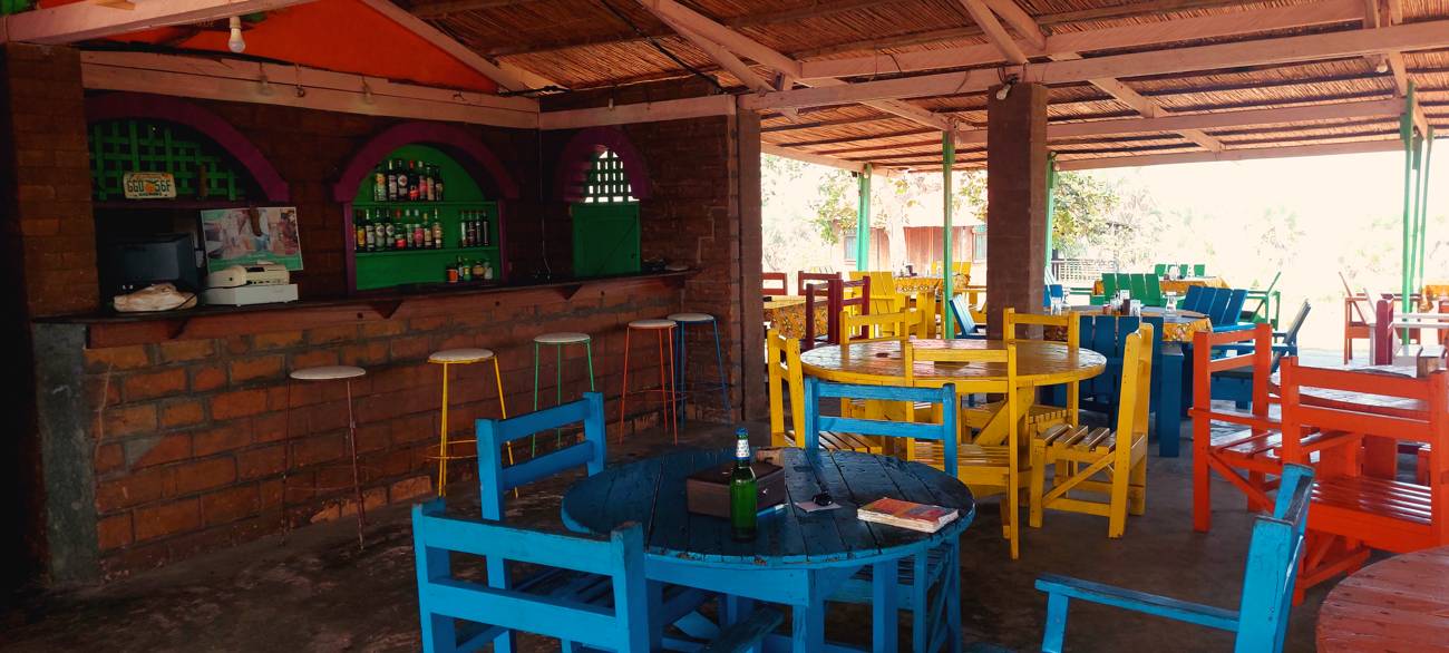 Le bar et ses tabourets colorés
