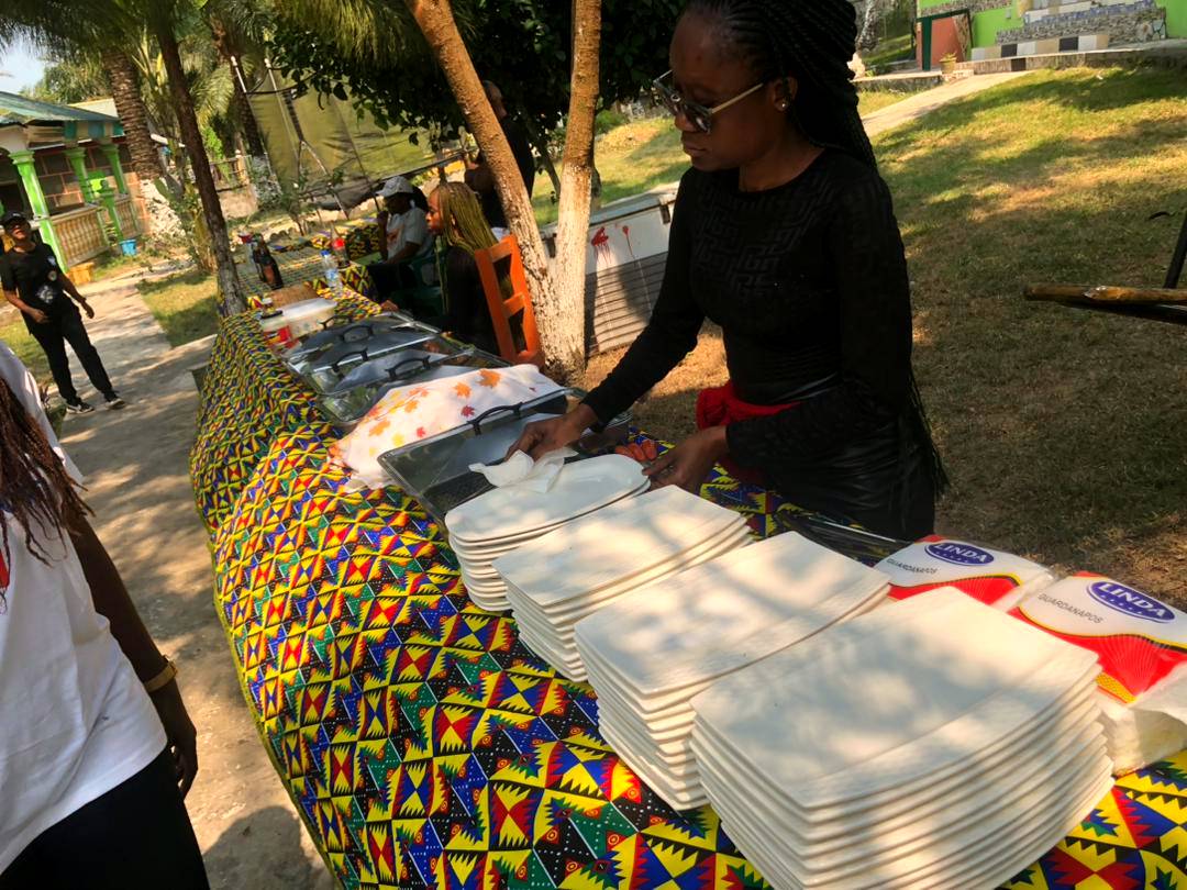 Buffet installé sur une nappe en wax